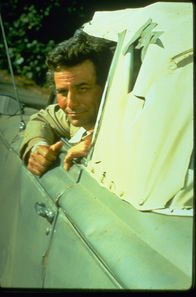 Columbo – Inspektor Columbo (Peter Falk) in seinem Auto: einem Peugeot 403 Cabriolet aus den 1950er Jahren.