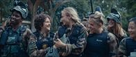 Derby Girl – Acid Cyprine (Jisca Kalvanda, l.), Marie-Josée (Salomé Diénis Meulien, 2.v.l.), Lola Bouvier (Chloé Jouannet, 3.v.l.), Mother Blocker (Sophie-Marie Larrouy, 2.v.r.), Harry Pod'Couilles (Yilin Yang, r.) und Booby Mercury (Allison Chassagne, 2.v.r.) starten ein hartes Trainingsprogramm und spielen zusammen Paint-Ball.