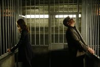 Castle – Bei ihrem neusten Fall werden Beckett (Stana Katic, l.) und Castle (Nathan Fillion, r.) zusammen in einer Zelle eingeschlossen ...