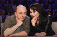 Wer weiß denn sowas? – Rateteam-Kapitän Bernhard Hoëcker (l.) und die Sängerin Anna Maria Kaufmann (r.) bilden ein Rateteam.