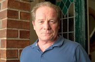 Mum – Michael (Peter Mullan) steht Cathy zur Seite.