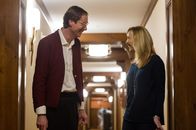 Table 19 - Liebe ist fehl am Platz – L-R: Walter (Stephen Merchant), Bina (Lisa Kudrow)