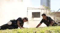 The Rookie – Ein Routineeinsatz nimmt eine lebensgefährliche Wendung, als Nolan (Nathan Fillion) und Chen (Melissa O'Neil) gerade so der Explosion eines deponierten Sprengsatzes entkommen.