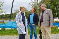 Die Rosenheim-Cops – Polizist Mohr (Max Müller, l.) gibt den Kommissaren Stadler (Dieter Fischer, r.) und Bach (Patrick Kalupa, m.) erste Informationen zur toten Taucherin am Tatort.