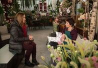 Rote Rosen – ARD ROTE ROSEN FOLGE 1968 Uhr im ERSTEN. Merle (Anja Franke, r.) nimmt Janas (Jenny Jürgens, l.) Entschuldigung an, aber ihr Verhältnis bleibt angeknackst. Merle braucht Distanz und Jana muss es akzeptieren.