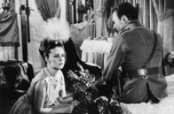 Mata Hari - Agent H. 21 – Hauptmann Lasalle (Jean-Louis Trintignant) stürzt die abgebrühte Spionin Mata Hari (Jeanne Moreau) in ein Wechselbad der Gefühle.