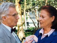 In aller Freundschaft – MDR Fernsehen IN ALLER FREUNDSCHAFT FOLGE 158, "Der Kurschatten" Uhr. Charlotte (Ursula Karusseit) hat auf ihrer Kur den charmanten Karl Willing (Robert Rober) kennengelernt. Als er sie in der Sachsenklinik aufsucht, geraten die Gefühle in ein Chaos...