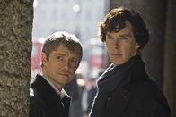 Sherlock – Dr. John Watson (Martin Freeman, l.); Sherlock Holmes (Benedict Cumberbatch, r.)