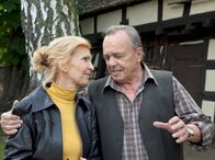 In aller Freundschaft – Prof. Simoni (Dieter Bellmann) dankt Ingrid (Jutta Kammann) für ihre Hartnäckigkeit. Ohne ihren Druck hätte er die Behandlung bei Dr. Globisch abgebrochen. Nun kann er seine Hand wieder fast vollständig bewegen und geht voller Enthusiasmus in seine Zukunft.