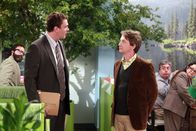 How I Met Your Mother – Als Marshall (Jason Segel, l.) sieht, wie schwach sein neuer Boss Garrison Cootes (Martin Short, r.) an die Einigung mit einem großen Unternehmen herangeht, nimmt er sich der Angelegenheit selbst an. Doch geht das gut?
