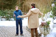 Sturm der Liebe – Henry (Patrick Dollmann, r.) trifft am "Fürstenhof" zufällig auf seinen alten Schulfreund Ragnar (Jeroen Engelsman, l.).