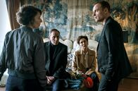 Tatort – Nina Rubin (Meret Becker, li.) und Robert Karow (Mark Waschke, re.) befragen Maja Keller (Marie-Lou Sellem) und Michael Keller (Stefan Kurt), der seinen Vater tot auffand.