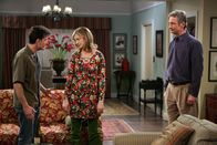 Two and a Half Men – Der Haussegen bei Judith hängt schief. Herbs (Ryan Stiles, r.) Schwester Myra (Judy Greer, M.) ist gekommen, um bei den Hochzeitsvorbereitungen zu helfen. Die Antipathie zwischen Judith und Myra beruht auf Gegenseitigkeit, doch Charlie (Charlie Sheen, l.) findet sie gar nicht so unsympathisch ..