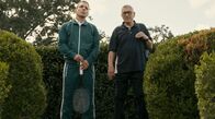 ARD SommerKino: Und dann kam Dad – Sebastian (Sebastian Maniscalco, li.) will vor seinem knauserigen Vater Salvo (Robert de Niro, re.) nicht zugeben, dass er schon länger private Tennisstunden nimmt.