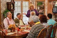 The Goldbergs – v.li.: Pops (George Segal), Ben 'Pop-Pop' Goldberg (Judd Hirsch), Beverly Goldberg (Wendi McLendon-Covey).