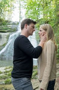 Daheim in den Bergen – Die alten Gefühle kommen wieder auf: Lisa (Theresa Scholze) mit ihrer Jugendliebe Florian Leitner (Matthi Faust).