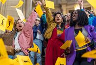 Sam - Ein Sachse – Yvonne (Svenja Jung, li.) und ihre Freundinnen Sabine (Paula Essam, mi.) und Jenny (Ivy Quainoo, re.) organisieren eine Kundgebung gegen Rechtsextremismus.
