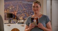 Rote Rosen – Britta (Jelena Mitschke) plant einen schönen Filmabend, schläft jedoch dabei ein.