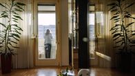 Thema – Christoph Feurstein besucht Brigitta Sirny, die Mutter von Natascha Kampusch. Sie ist auch auf dem Balkon zu sehen, von dem aus sie 1998 am Tag der Entführung ihrer Tochter auf dem Weg zur Schule nachblickte – und sie für achteinhalb Jahre zum letzten Mal sah.