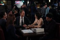 How I Met Your Mother – Gute Freunde: Ted (Josh Radnor, r.), Marshall (Jason Segel, l.), Barney (Neil Patrick Harris, M.), Lily (Alyson Hannigan, 2.v.l.) und Robin (Cobie Smulders, 2.v.r.) ...