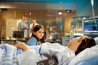 Der Bergdoktor – (v.li.) Hans Sigl (Dr. Martin Gruber), Mark Keller (Dr. Alexander Kahnweiler), Ava Montgomery (Lea), Paula Schramm (Jana Keutner).