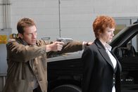 Navy CIS – Tony und Ziva haben Brian Dempsey, einen Drogendealer, mit Heroin im Wert von fünf Millionen Dollar festgenommen. Sein Bruder (Connor Trinneer, l.) fordert, dass das Geld und der Beschuldigte wieder frei gegeben werden. Da dies aber nicht geschieht nimmt er sich Jenny Shepard (Lauren Holly, r.) als Geisel ...