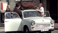 Camping, Camping – - Familie Engel kurz vor der Abreise in den Camping-Urlaub: Tochter Nina (Sybille Winkler, l.), Eveline Engel (Ursula Karusseit, Mitte) und Detlef Engel (Dieter Franke).