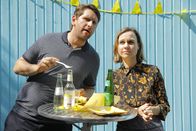 Andere Eltern – Lars (Sebastian Schwarz) und Anita (Nadja Becker) kommen sich während der Eröffnungsfeier des Kindergartens wieder etwas näher.