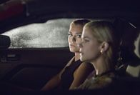 Hart of Dixie – AnnaBeth' (Kaitlyn Black, l.) Traum über das Ende von BlueBell sorgt für einigen Trubel, während Lemon (Jaime King, r.) eine unerwartete Frage beantwortet ...