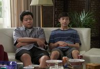 Fresh off the Boat – Eddie Huang (Hudson Yang, l.); Emery Huang (Forrest Wheeler, r.)