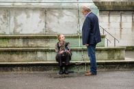 Der Alte – Isa Steinmüller (Lilli Fichtner, l.) ist sichtlich geschockt, als sie vom Tod ihrer ehemaligen Freundin Laura erfährt. Hauptkommissar Richard Voss (Jan-Gregor Kremp, r.) muss ihr aber dennoch einige Fragen stellen.