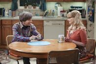 The Big Bang Theory – Simon Helberg (Howard Wolowitz), Melissa Rauch (Bernadette Rostenkowski-Wolowitz).