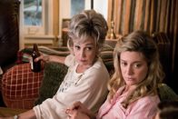 Young Sheldon – Meemaw (Annie Potts, l.) kann einfach nicht glauben, dass Georgie wirklich der Vater des jungen Sheldon sein soll und auch Mary (Zoe Perry, r.) kann sich manchmal nur wundern, woher Sheldons unglaublicher IQ kommt ...