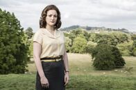 Father Brown – Judith Miles (Sophie Bleasdale) ist eine wichtige Zeugin, die Sids Unschuld beweisen könnte. Doch aufgrund ihrer schwierigen Vergangenheit hat sie sich entschlossen, zu schweigen. Wenn Father Brown sie nicht umstimmen kann, wartet auf Sid der Galgen.