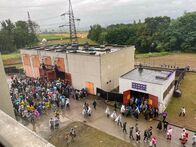 Aufgetischt – Besucher:innen des Shutdown Festivals im AKW Zwentendorf.