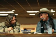 The Big Lebowski – Der Fremde in der Bar (Sam Elliott, r.) findet Jeff Lebowskis (Jeff Bridges, l.)
