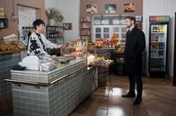 Rote Rosen – David (Arne Rudolf, r.) kommt in den Gemüseladen, um Ellen (Yun Huang, l.) zu bitten, ihm gegen Amelie beizustehen.