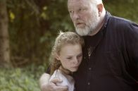 Cry Wolf – Aufgrund negativer Erfahrungen in der Vergangenheit geht Lars (Bjarne Henriksen) den Fall von Holly (Flora Ofelia Hofmann Lindahl) und Theo sehr vorsichtig an.