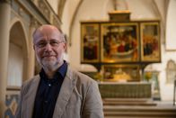 Der große Anfang - 500 Jahre Reformation – Harald Lesch steht vor dem Altar in der Stadtkirche in Wittenberg.