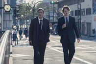 Tokyo Vice – Hiroto Katagiri (Ken Watanabe, l.); Jake Adelstein (Ansel Elgort, r.)