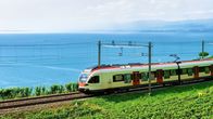 Länder - Menschen - Abenteuer: Mit dem Zug ... – Stockfotografie Zug in Lavaux Weinberg Terrassen in der Nähe des Genfer Sees alpine Berge: lizenzfreie Fotos