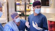 Chicago Med – Chicago Med Staffel 9 Folge 8 Sie bereiten einen Notfall-Kaiserschnitt vor: Luke Mitchell als Dr. Mitch Ripley, Jessy Schram als Dr. Hannah Asher Copyright: SRF/NBC Universal
