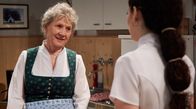 Sturm der Liebe – Hildegard (Antje Hagen, l.) gibt Shirin (Merve Çakır, r.) einen Rat, wie man eine glückliche Beziehung führt.