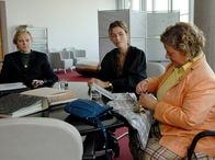 Die Anwälte – Marita Blum (Julia Bremermann, Mitte) bringt ihre vermeintlich debile Mandantin, die Hausmeisterin Anna Woitecki (Regine Hentschel, re.), dazu, der kaltherzigen Fürsorgebeamtin Zuber (Rosa Enskat) zu demonstrieren, dass sie eine hohe praktische Intelligenz hat: Sie kann zum Beispiel ein kompliziertes Eckventil zuerlegen und wieder zusammen bauen.