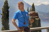 Jenseits der Alpen – Nicola Castellano ist Falkner auf dem Castello di Vezio.