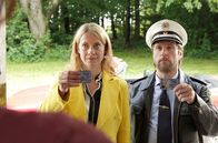 Mord mit Aussicht – Sophie Haas (Caroline Peters, l.) und Dietmar Schäffer (Bjarne Mädel, r.) machen sich auf die Suche nach vernachlässigten Hengascher Hausfrauen, die Callboy Rocco beglückt hat.