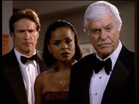 Diagnose: Mord – Steve (Barry Van Dyke, l.), Amanda (Victoria Rowell, M.) und Mark (Dick Van Dyke, r.) stehen entsetzt vor der Leiche des alten Komödianten Lou.