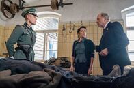 Tatort – (v.l.n.r.) Hagen von Strelow (Ludwig Simon), Else Weiß (Barbara Philipp) und Kommissar Rother (Ulrich Tukur).