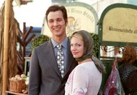 Noch einmal zwanzig sein ... – Noch herrscht eitel Sonnenschein zwischen Kathrin (Anna Bertheau) und ihrem neuen Freund Hans (Florian David Fitz).