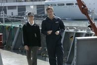 Navy CIS – Bei einer Bombenexplosion auf einem Schiff wird Gibbs so schwer verletzt, dass er in ein tiefes Koma fällt. Tony (Michael Weatherly, r.) und Ziva (Cote de Pablo, l.) sind besorgt um ihn ...